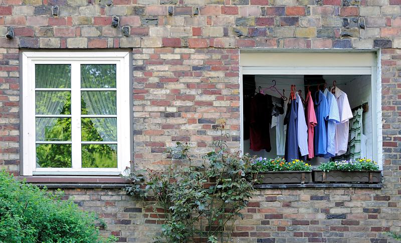 900_3319 Bunte Hemden auf Bügeln an der Wäscheleine auf einem Balkon. | Wäsche auf der Leine - große Wäsche trocknen im Freien.